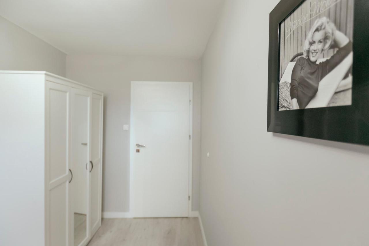 Przechodnia 2 Yellow - Biurko Oraz Wygodny Fotel Do Pracy - Better Rental ワルシャワ エクステリア 写真
